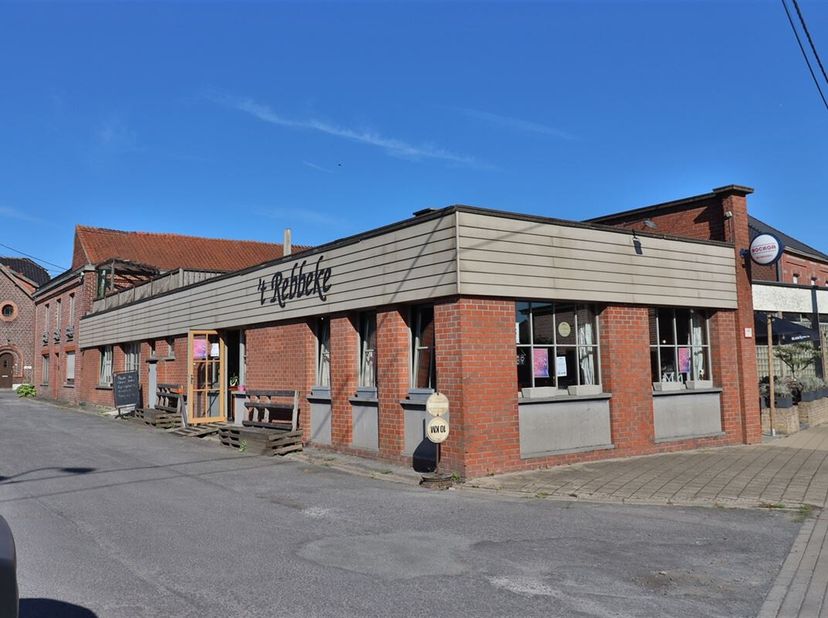 In het landelijke Kooigem wordt dit handelspand uitgebaat als grill restaurant.  Het restaurantgedeelte biedt plaats voor 50 couverts, er is een gezel