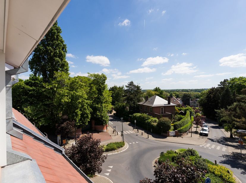 AUDERGHEM, en plein cur du Chant d&#039;Oiseau et à deux pas de la forêt de Soignes et du parc de la Woluwe, joli duplex (3/4ch+bur/2sdb) 3 façades offrant