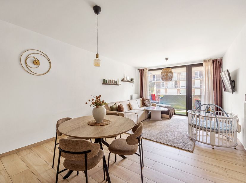 Dit recent appartement (bouwjaar 2021, E-peil 40) bevindt zich op de tweede verdieping van een stijlvol en energiezuinig gebouw in de rustige Zeelands