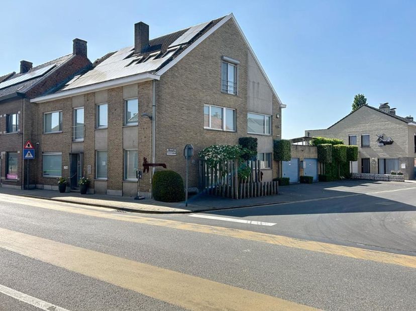 Centraal gelegen woning bestaande uit een inkomhal met vestiaire, wachtruimte en afzonderlijk toilet, twee bureelruimtes/praktijkgedeeltes, lichtrijke