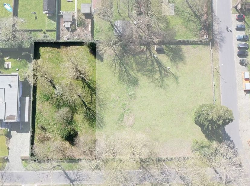 Laat je verrassen door deze ruime en unieke bouwgrond van ca. 1000m² in een prachtige, groene laan omringd door majestueuze bomen. Geniet van een cent