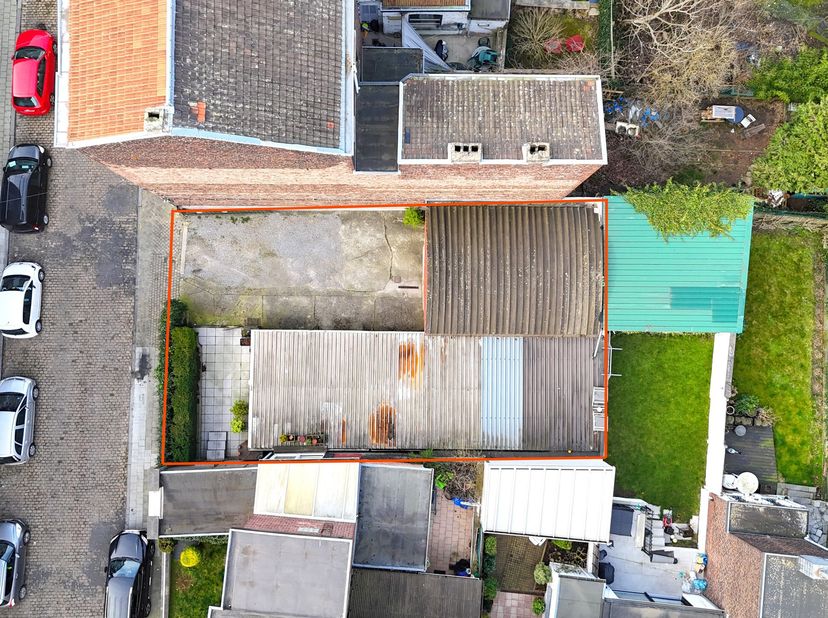 Entrepôt de ±169m² composé de :&lt;br /&gt;
 -Cour/parking et terrasse orientés sud-ouest,&lt;br /&gt;
-Entrepôt sur béton de ±125m² avec porte coulissante manuel
