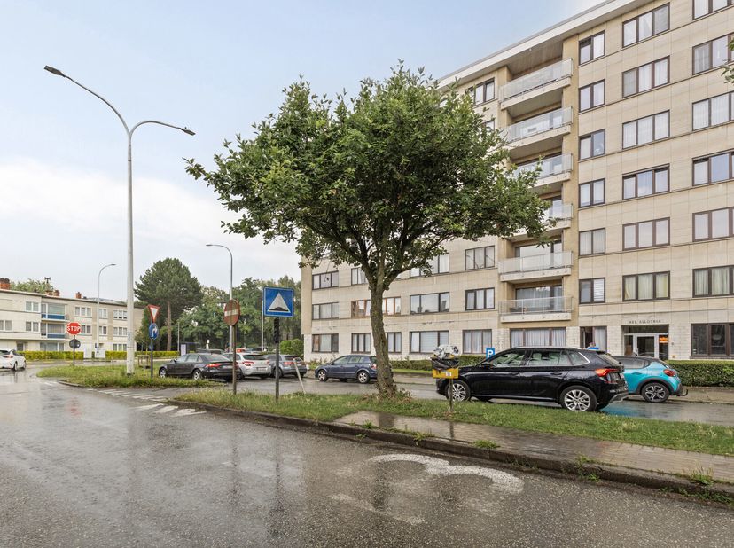 Leemans Immobiliën presenteert u dit appartement op de vijfde verdieping, ideaal gelegen in het hart van Groot-Bijgaarden. Dankzij de centrale ligging