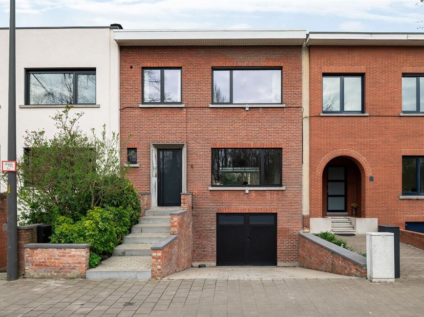 Prachtig gerenoveerde woning voorzien van drie slaapkamers en aangelegde tuin met terras en garage op absolute toplocatie op wandelafstand van &quot;FORT I
