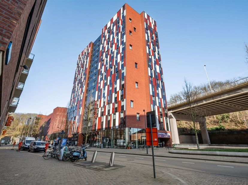 Ligging: Deze charmante studio is perfect gelegen in een rustige en groene omgeving, op korte afstand van het bruisende centrum van Leuven. Dankzij de
