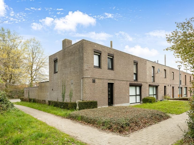 Ligging: rustig gelegen buiten de ring van Turnhout in de groene &#039;Parkwijk&#039; vlakbij openbaar vervoer, scholen, het Stadspark en met een vlotte verbind