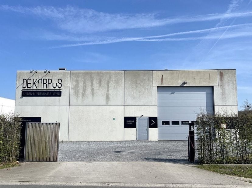 560m² magazijn met 200m² kantoren in hoogwaardig afgewerkt bedrijfspand&lt;br /&gt;
Ligging: in een zone voor ambachtelijke bedrijven en KMO&#039;s (Roskam) aan