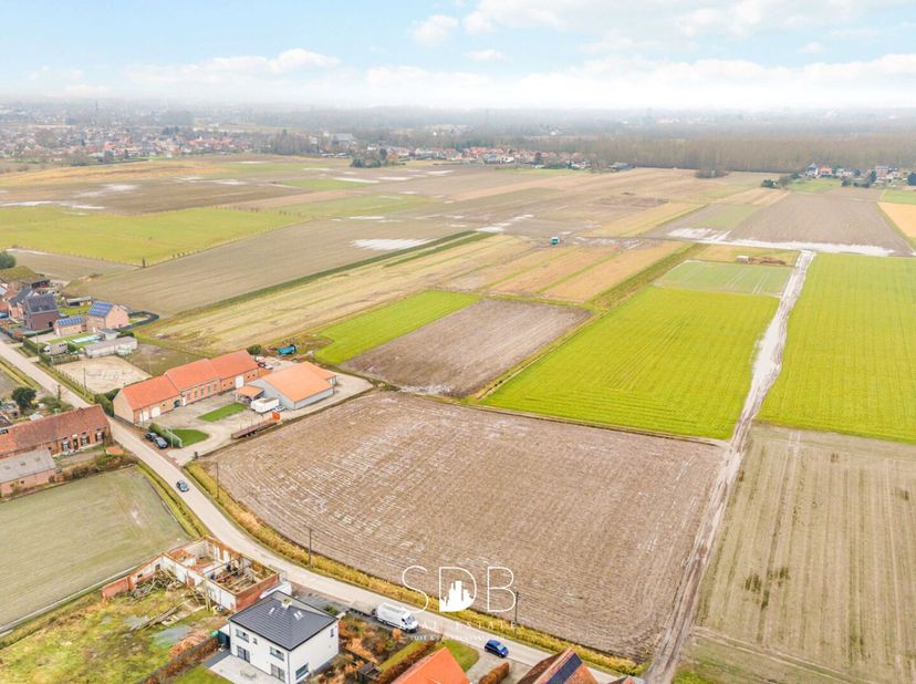 Te Leest, een deelgemeente van de stad Mechelen in de provincie Antwerpen treffen we deze landelijke villa in hoevestijl aan met bijgebouwen en grasla