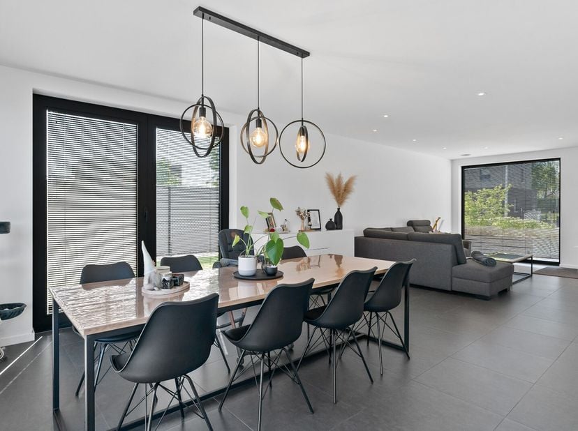 Deze ruime, energiezuinige woning is gelegen in Piringen, een rustige deelgemeente van Tongeren-Borgloon op een perceel van 348 m². De woning bevindt