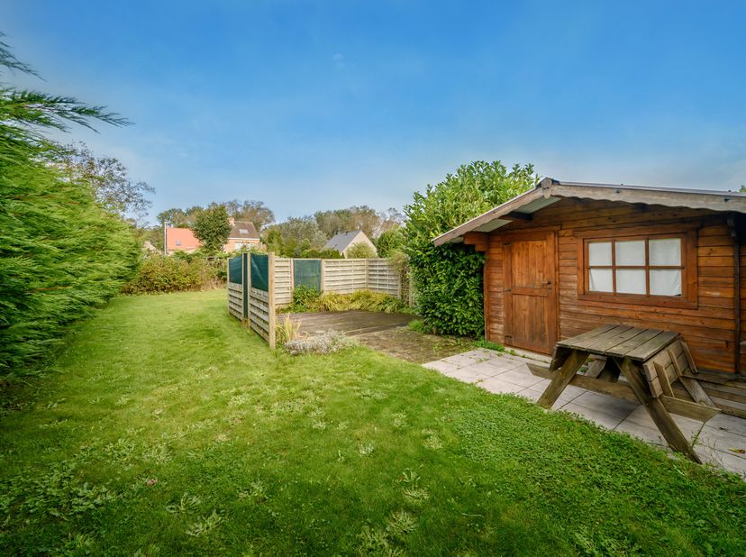 In de Landbouwersstraat te De Panne vinden we deze half open woning met 3 slaapkamers, ruime tuin en garage te koop. Rustig gelegen vlakbij natuurgebi