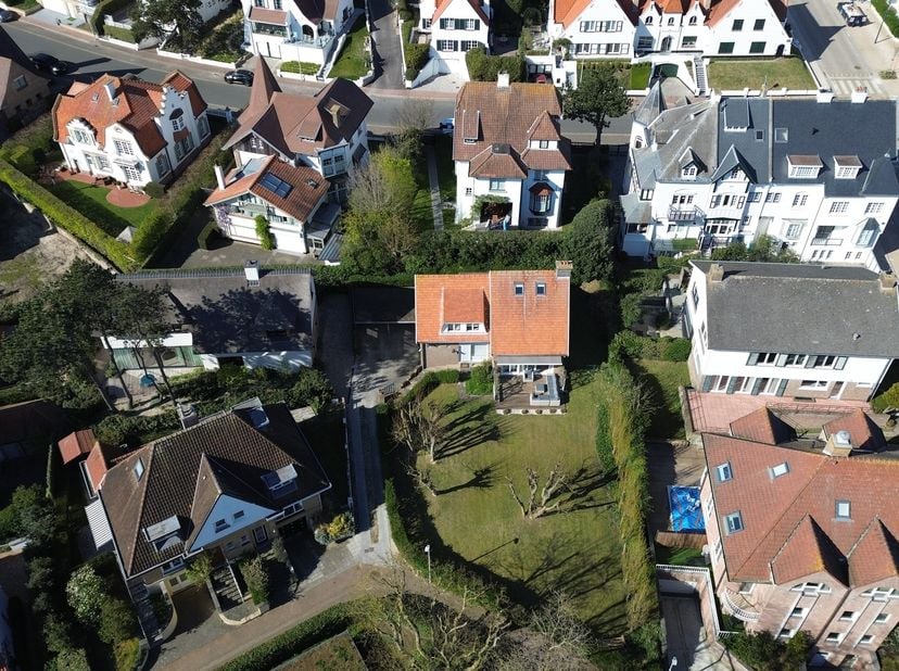 Deze elegante alleenstaande villa bevindt zich in een oase van groen en rust, waar u dankzij de zuidelijke oriëntatie van het perceel de hele dag door