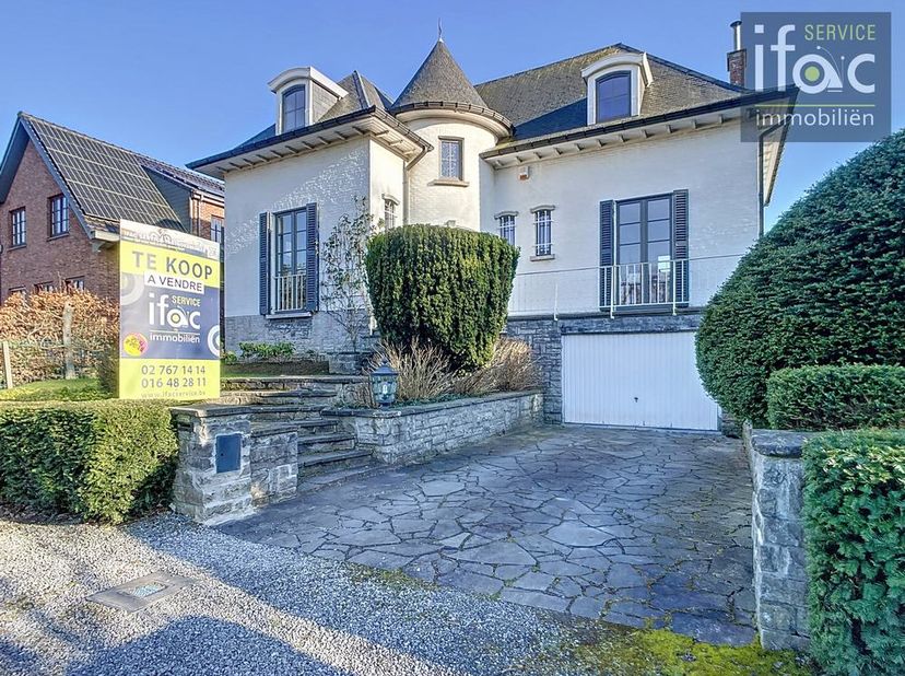 Fantastische gerenoveerde (met uitzondering van de kelder die nog te renoveren is) villa met veel charme en 4 slaapkamers op de grens van Wezembeek/St