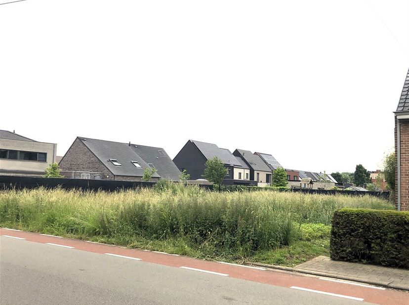 In een druk bewoonde buurt kan deze bouwgrond ingezet worden als projectgrond voor garages.  Na afwerking perfect individueel inzetbaar in verhuur of