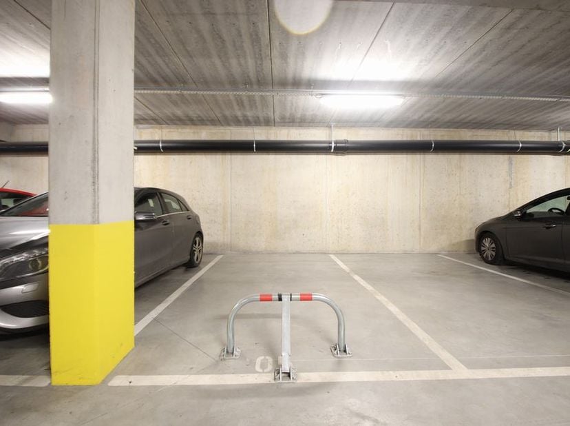 Parkings souterrains A LOUER Résidence Lindepark au centre de Tervuren.  Porte de garage automatique avec télécommande. Wandelaarstraat 4- 3080 Tervur
