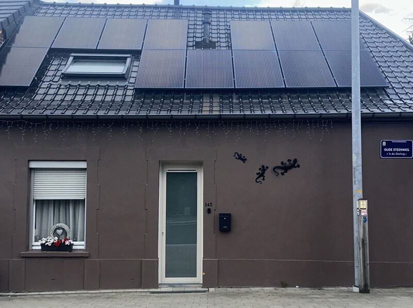 EIGENTIJDS OPGEKNAPTE HOEKWONING &amp; ENERGIEZUINIGE (EPC B !)  EENGEZINSWONING MET BUITENRUIMTE EN AUTOSTAANPLAATS. Deze hoekwoning vind je aan de uiter