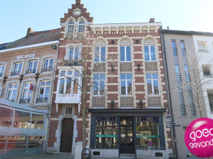 Gelijkvloers handels- of kantoorruimte in een uniek gebouw met een prachtige uitstraling, gelegen in het hart van de stad en in uitstekende staat gezi