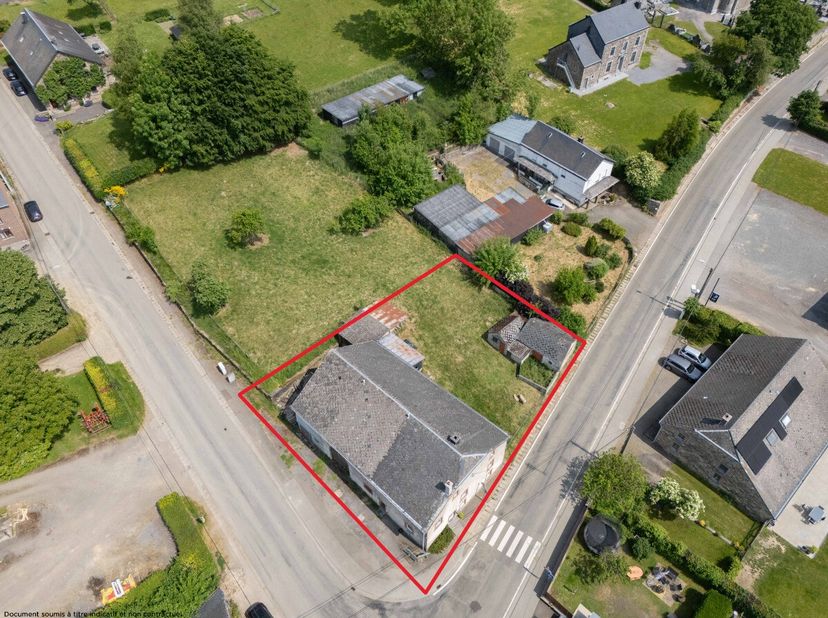 ERA Blux biedt je dit authentieke stenen huis aan, gelegen in het hart van het charmante dorpje Erneuville, in de gemeente Tenneville.Deze karaktervol
