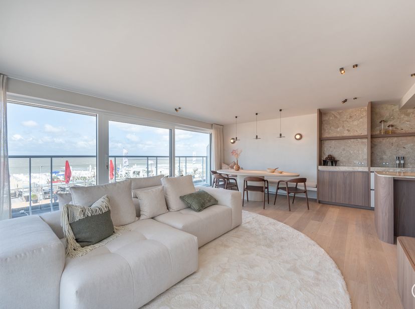 Ce superbe appartement d&#039;angle baigné de lumière offre une vue mer frontale imprenable et bénéficie dun emplacement privilégié à Knokke. Grâce à ses g