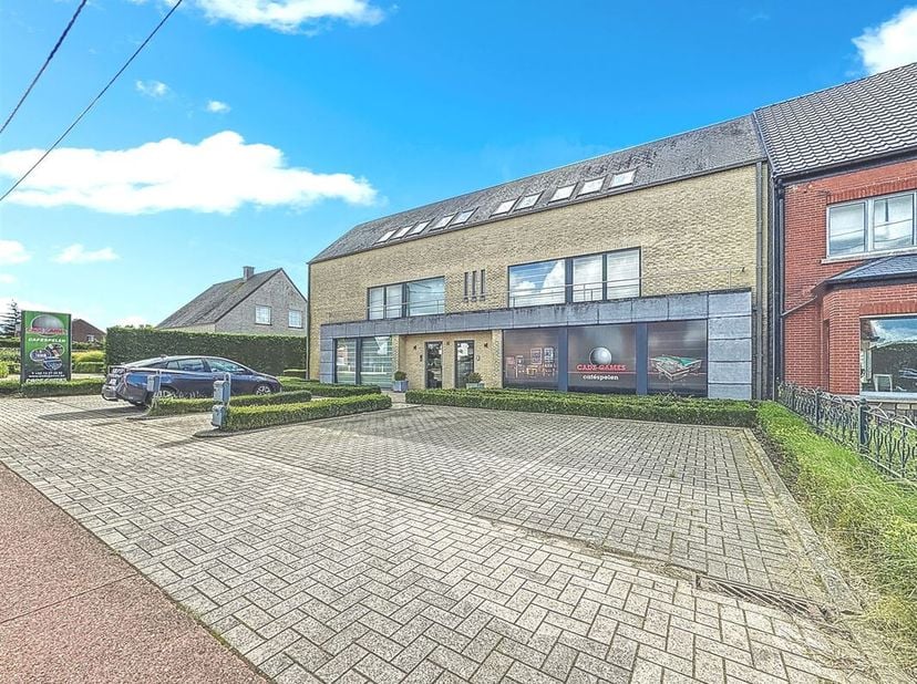 Dit veelzijdige handelspand aan de Mannenberg 206 te Scherpenheuvel-Zichem biedt alle ruimte en voorzieningen die je nodig hebt om je zaak te laten gr