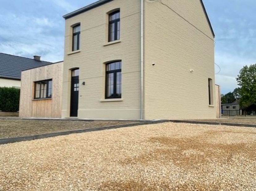 Prachtige villa die volledig afgewerkt is op een perceel van 1100 m² op een uitstekende locatie nabij centrum wiekevorst en heist op den berg.&lt;br /&gt;
&lt;