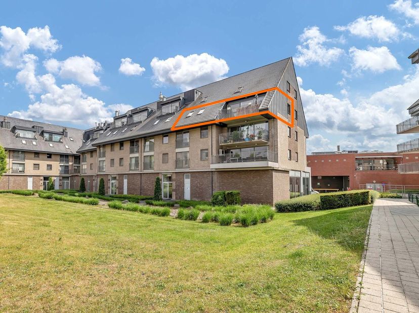 Voor meer info of een bezoek, bel 053 59 49 32 - In het centrum van Ninove bevindt zich dit unieke, energetische appartement. Het Ninia shoppingcenter