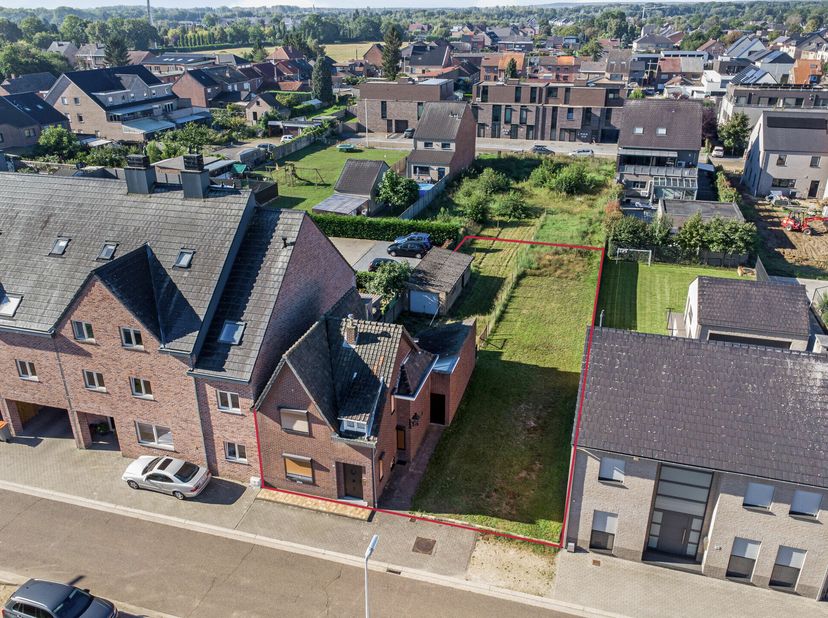 Ce terrain de projet est idéalement situé sur la Steenkuilstraat, l&#039;un des quartiers les plus populaires de Maasmechelen. Bénéficiant d&#039;un emplacement