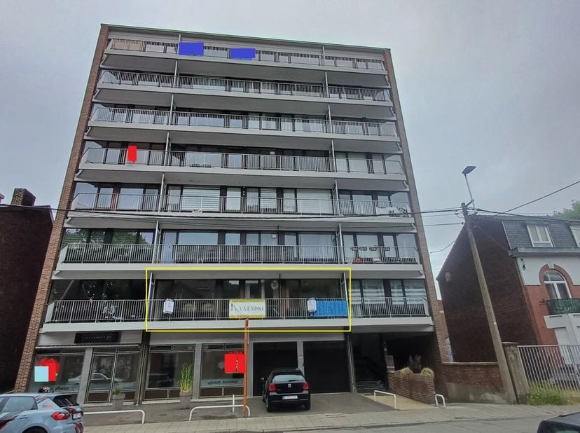 Situé au 1er étage dune copropriété bien entretenue, ce charmant appartement 1 chambre à rénover se trouve dans lequartier en plein développement de J