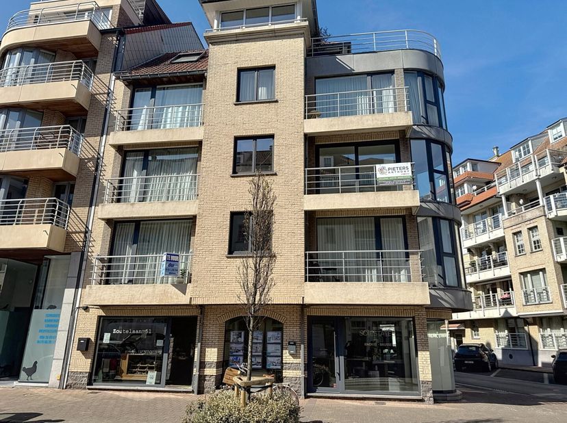 Dit energiezuinig en instapklaar appartement ligt in het centrum van Knokke, vlakbij alle winkels, restaurants en de Zeedijk. Het app. heeft 2 slaapka