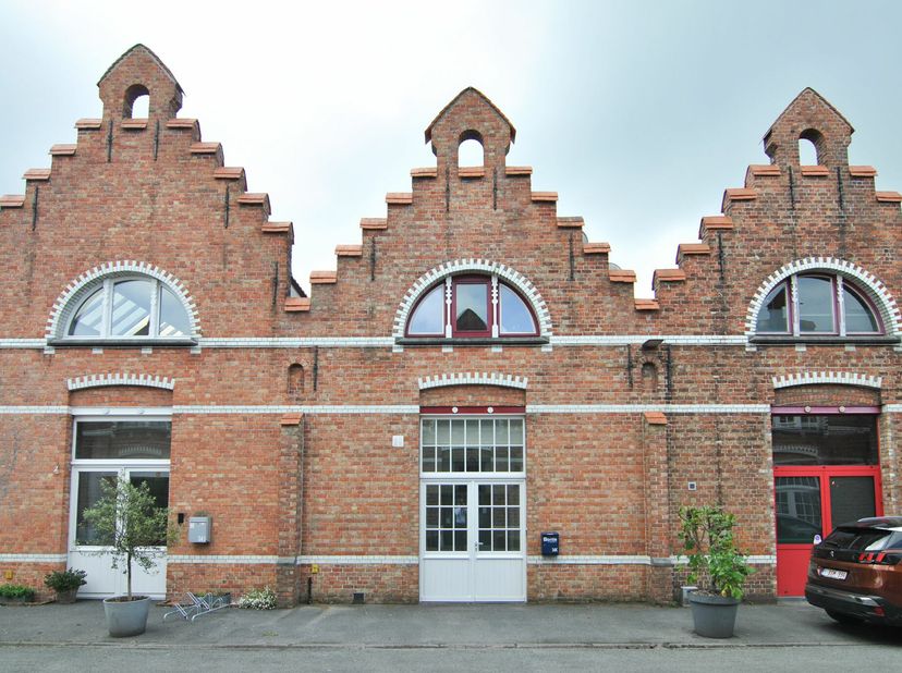 Ontdek dit veelzijdige vastgoedaanbod gelegen aan de betoverende Steenkaai, op een steenworp afstand van Brugge. Met een totale oppervlakte van 200m²