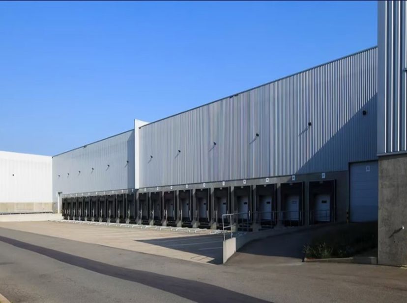 Logistieke magazijnen Units 1+3 : 20.854m² Strategisch gelegen op de as Antwerpen - Brussel, drie aan elkaar geschakelde units onmiddelijk beschikbaar