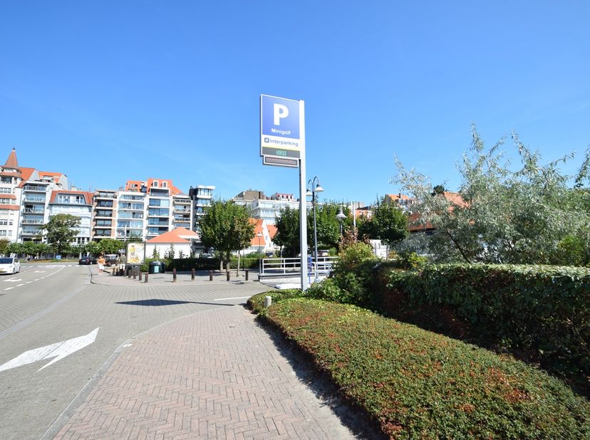 Gemakkelijk toegankelijke garagebox gelegen op de verdieping -1 vlakbij de Kustlaan aan de minigolf in het Zoute. Dicht bij de in en uitgang naar de P