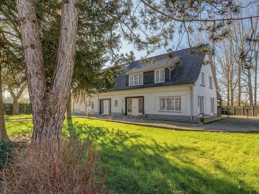 Deze aangename villa, voorzien van een verwarmd buitenzwembad met buitendouche en wc, is gelegen op een ruim perceel van 3552 m² te Lier. Deze uitzond