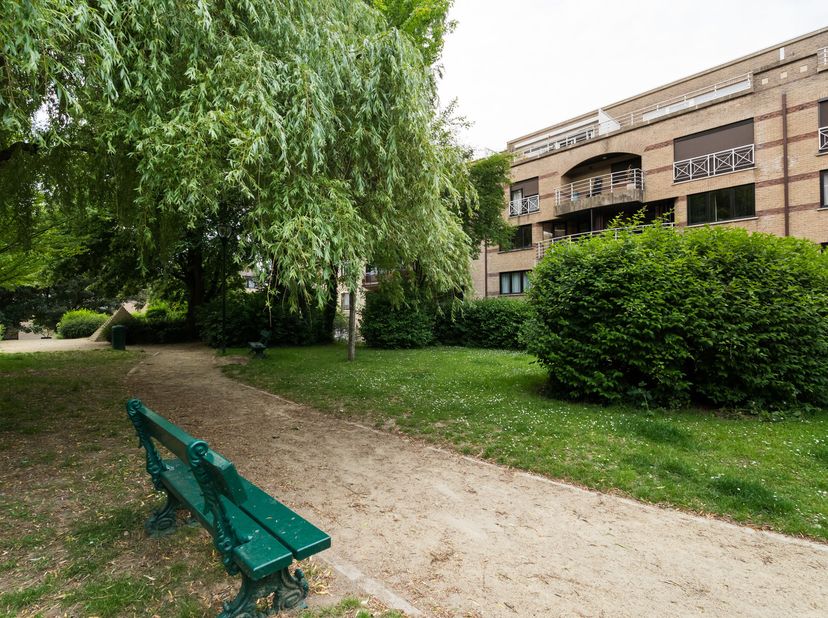 WOLUWE-SAINT-PIERRE, dicht bij tal van voorzieningen, in een gebouw uit 1990, prachtig appartement volledig gerenoveerd in 2024 (2slaapk/1badk/1douche