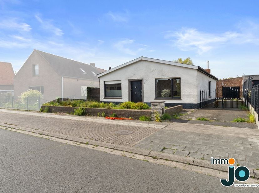 Situé dans une rue calme d&#039;Oudenburg, à distance de marche du centre ville, ce bungalow de plain-pied offre une combinaison de tranquillité, de confor