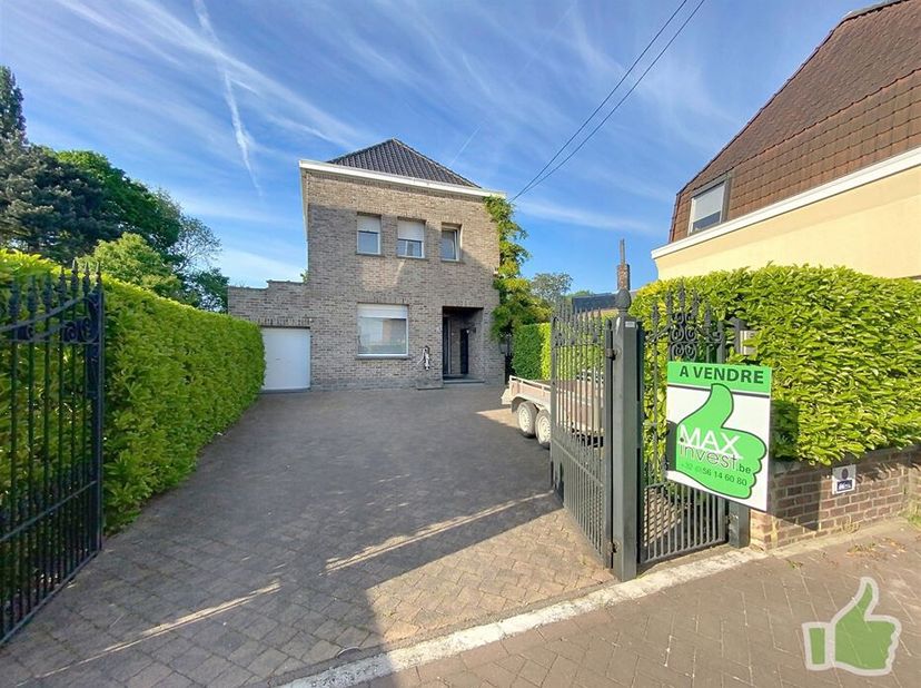Magnifique maison 4 façades située sur une petite placette au calme à Estaimpuis &lt;br /&gt;
Elle se compose d&#039;un hall d&#039;entrée desservant une salle à mang