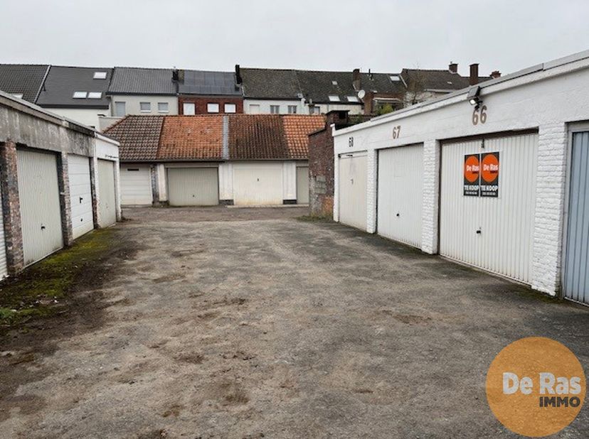 AALST - Deze gesloten garagebox situeert zich in een garagecomplex gelegen aan de achterkant van Res. West-Side, tussen de Gentsesteenweg en de Postho