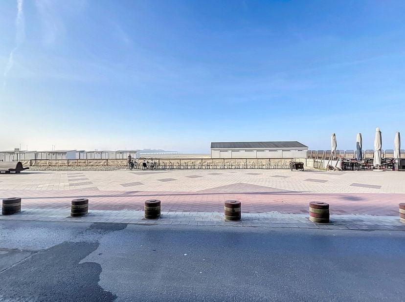Deze ruime handelsruimte van ca. 90 m² op het gelijkvloers bevindt zich momenteel in casco staat en biedt directe toegang&lt;br /&gt;
tot de bijhorende priv