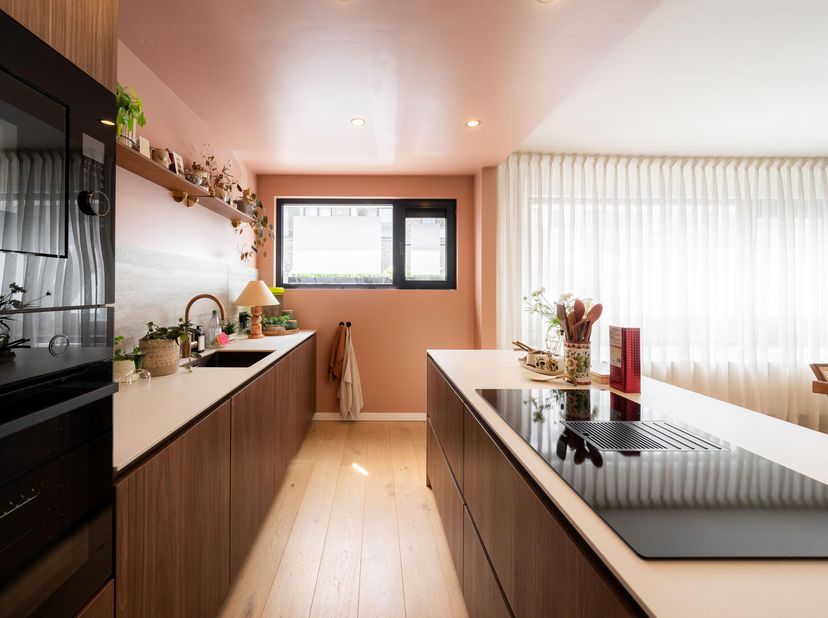 Gelijkvloersappartement met prachtige keuken, ruime tuin met terras, 1 grote slaapkamer, 1 extra kamer (niet bruikbaar als slaapkamer) én autostaanpla