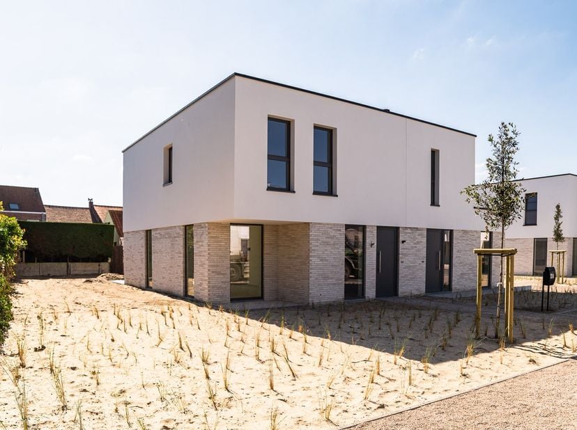 Ligging&lt;br /&gt;
Op een toplocatie, vlak bij de dorpskern van Oostduinkerke – één van de meest charmante badplaatsen aan de Belgische kust – ligt deze in