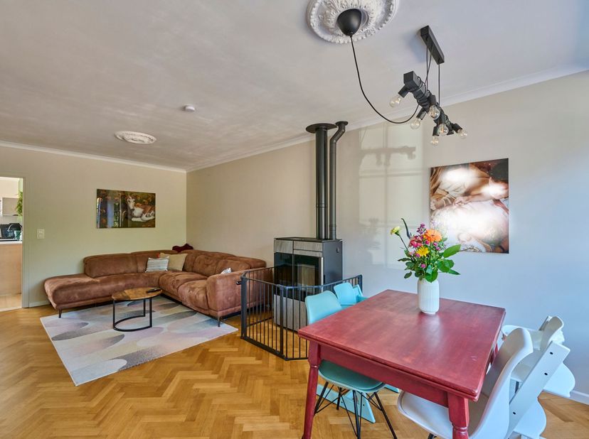 Ontdek deze mooie rijwoning in het hart van Achel, perfect voor gezinnen of investeerders! Deze volledig gerenoveerde woning is instapklaar en heeft a