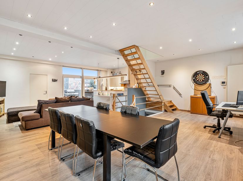 Ruim duplexappartement te huur in centrum Menen!&lt;br /&gt;
We komen binnen langs de inkomhal met een bergplaats op het gelijkvloers. Op het eerste verdiep
