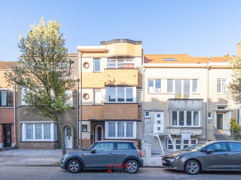 Gemeubeld 1-slaapkamerappartement in een rustige residentiële wijk.  Op zoek naar een instapklaar appartement op een toplocatie? Dit charmante, volled