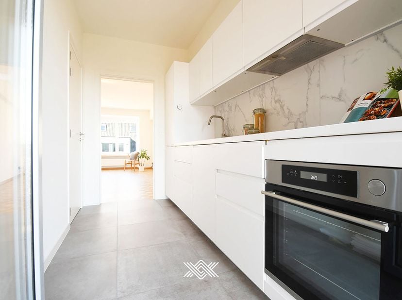 Dit gerenoveerd appartement is gelegen op de vierde verdieping van de residentie Tolpoort in hartje Deinze en is als volgt ingedeeld: via de inkomhal