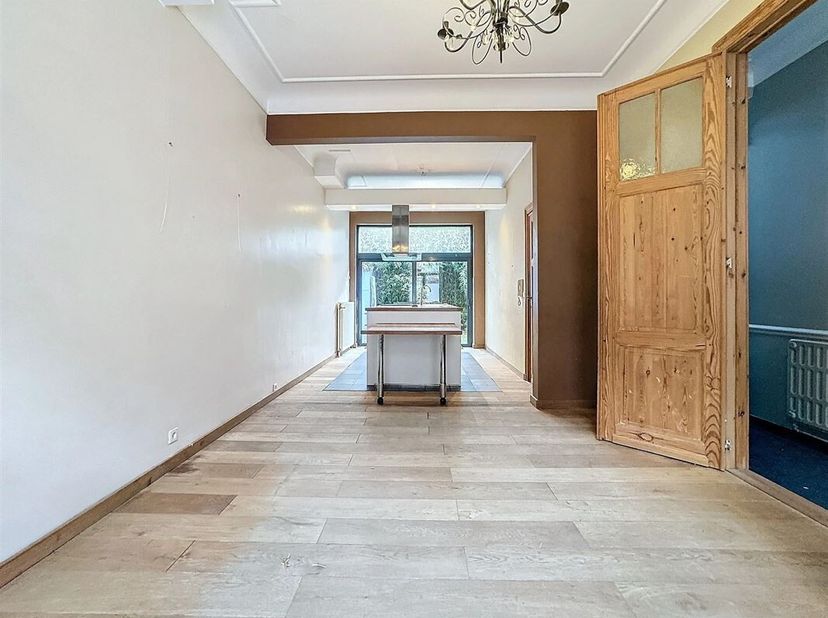 Laeken, à proximité de toutes commodités - Superbe et lumineuse maison de +/- 180m² offrant de belles hauteurs sous plafond, parquet au sol et moulure