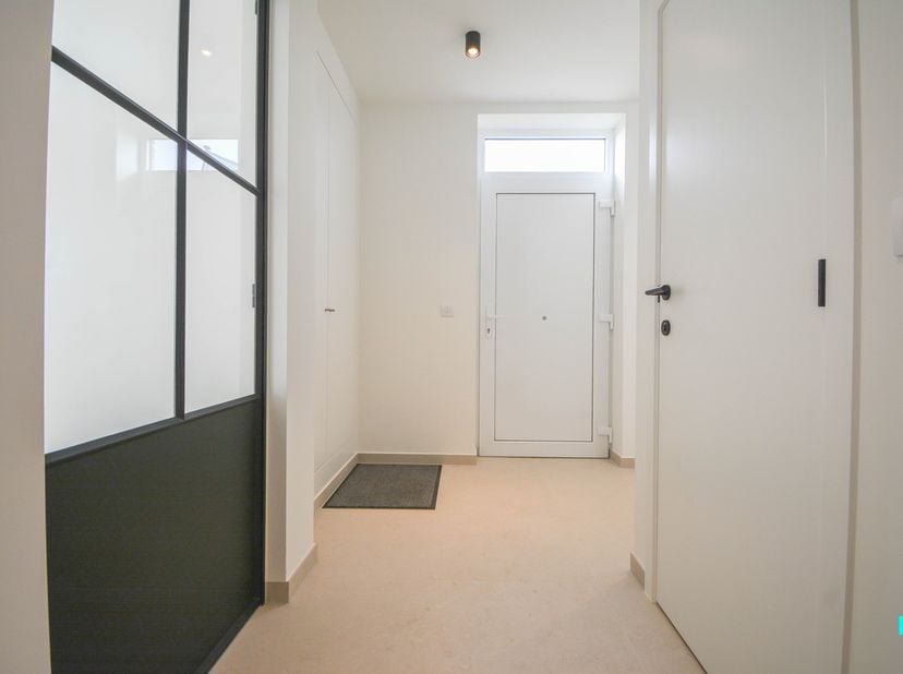 Ontdek deze landelijk gelegen, nieuwbouw eengezinswoning met drie volwaardige slaapkamers op een hoekperceel van 465 m² te Hooglede. De bewoonbare opp