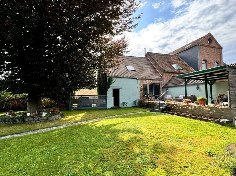 IMMEUBLE RURAL MITOYEN DANS UNE OASIS DE CALME&lt;br /&gt;
Cette propriété est située dans une rue secondaire tranquille de la Chaussée de Grammont, à proxi