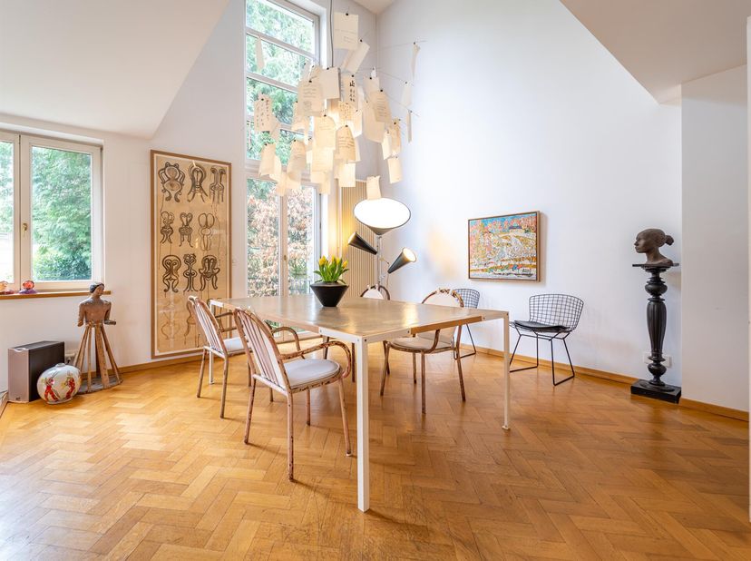 Deze volledig gerenoveerde driezijdige villa ligt aan een prestigieuze laan in Ukkel, op een steenworp afstand van de winkels Vert Chasseur en Diesdel