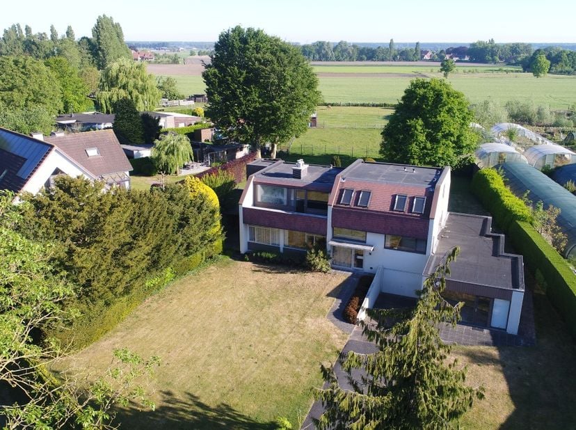 Zeer ruime woning in moderne architectuur.&lt;br /&gt;
&lt;br /&gt;
Voorzien van zeer veel ruimtes met diverse mogelijkheden: vrij beroep, kangoeroewoning, enz...