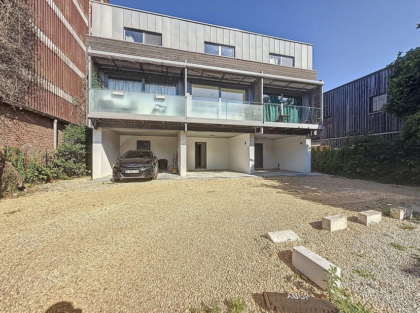 MONS / Dans un quartier calme et prisé, proche du centre-ville et des commodités, ce lumineux triplex de 2 ou 3 chambres offre confort et sérénité. Am