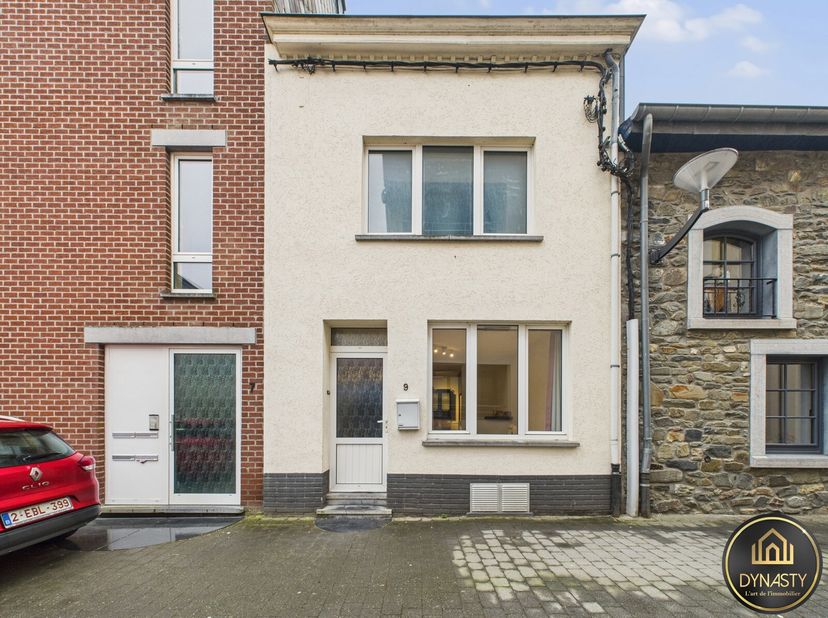 DYNASTY vous propose cette charmante maison idéalement située dans un quartier calme du centre de Bastogne. Ce bien, en parfait état dentretien, offre